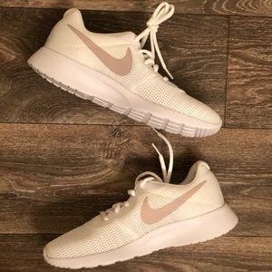 Nike Roshe Run White 9 (Women’s) EUC